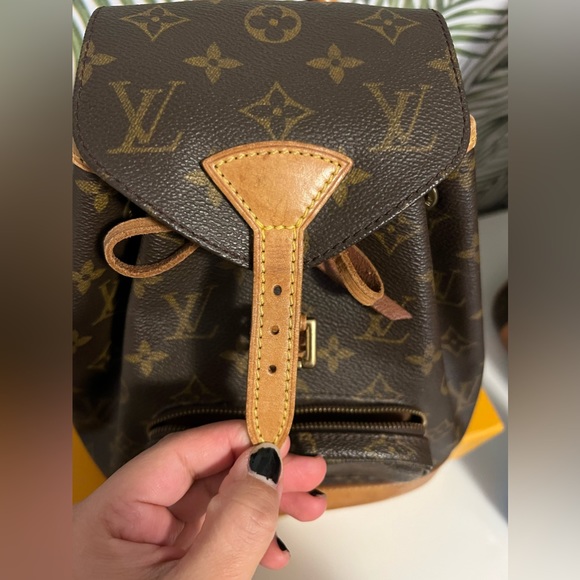 Montsouris MM
-very good condition, 12 H x 10 W x 5 D - Picture 5 of 8